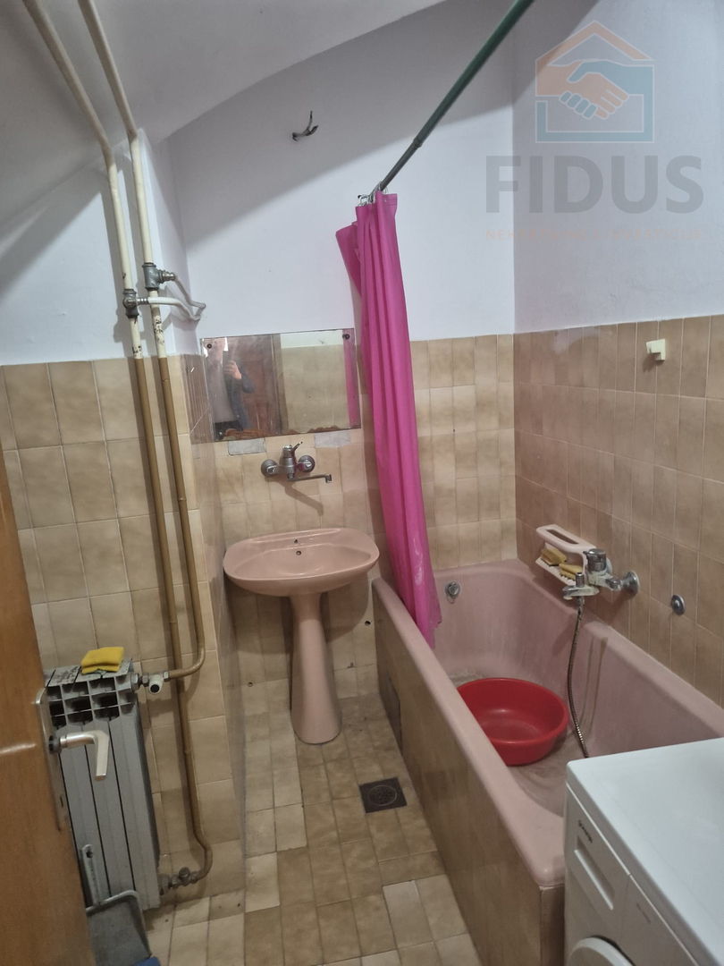 Kuća + dvorišni stan + lokal