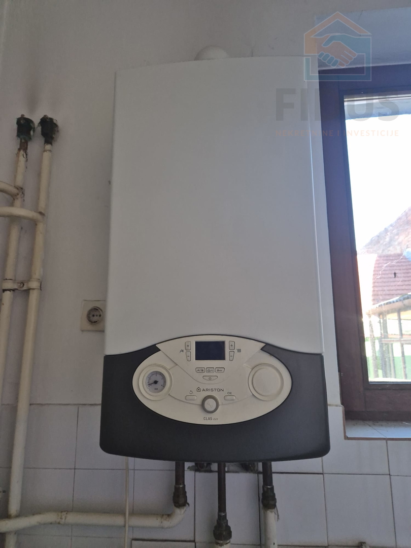 Kuća + dvorišni stan + lokal