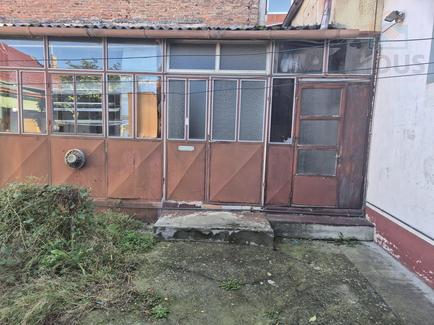 Kuća + dvorišni stan + lokal