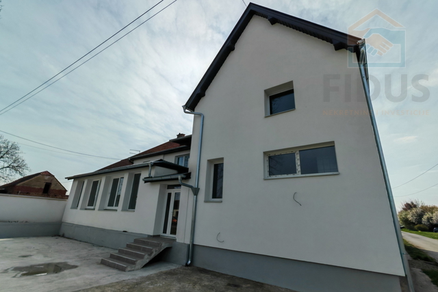 Četverosoban stan - Livana