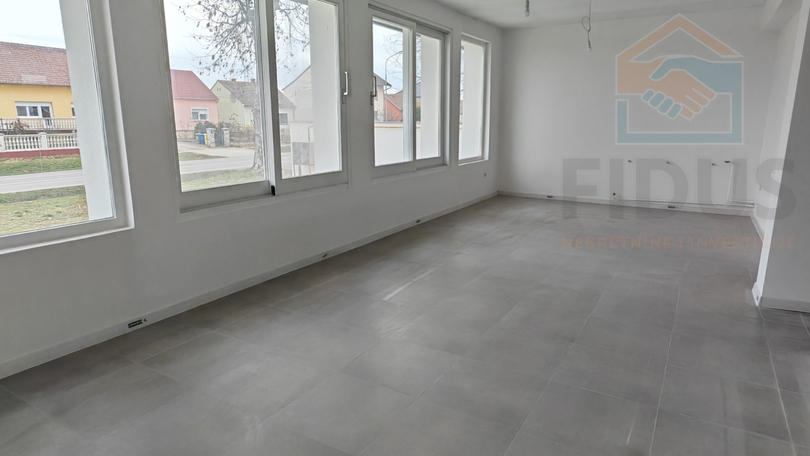 Poslovni prostor 350 m2 - Livana