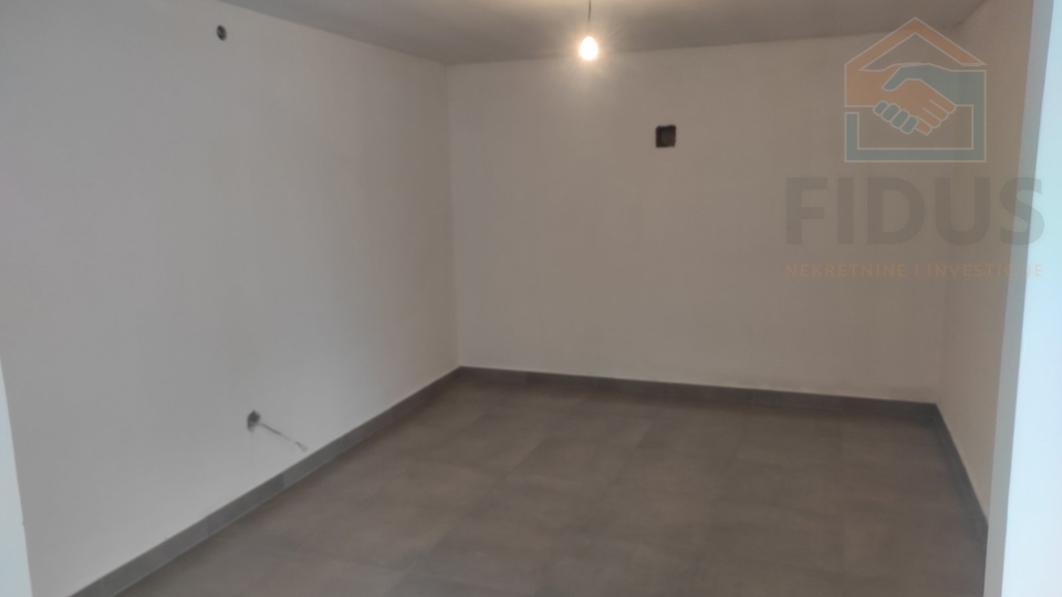 Poslovni prostor 350 m2 - Livana