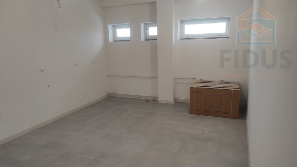 Poslovni prostor 350 m2 - Livana