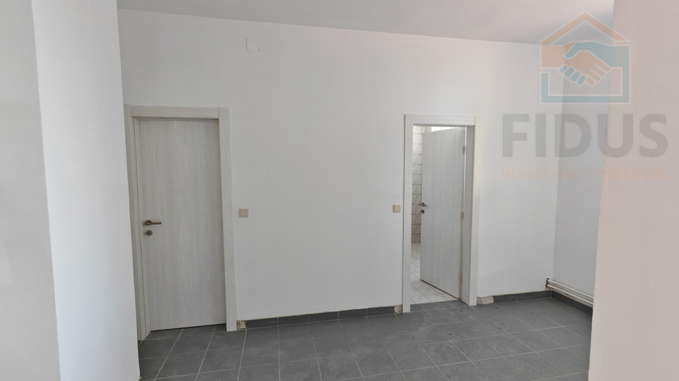 Poslovni prostor 350 m2 - Livana