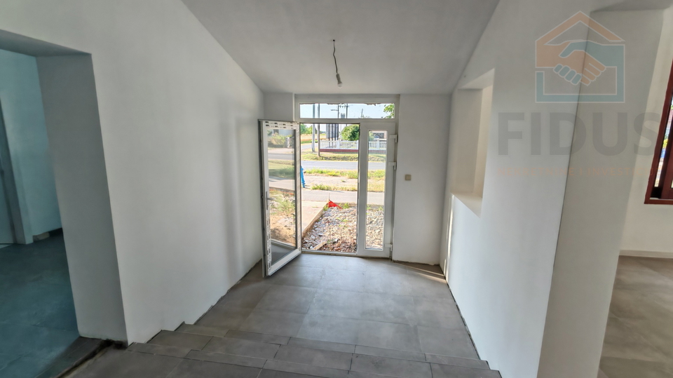 Poslovni prostor 350 m2 - Livana