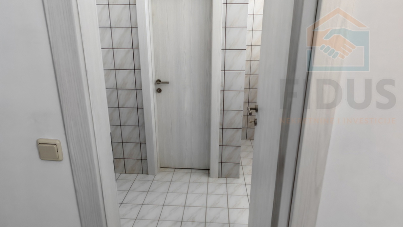 Poslovni prostor 350 m2 - Livana