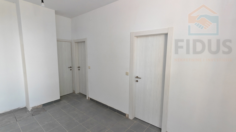 Poslovni prostor 350 m2 - Livana