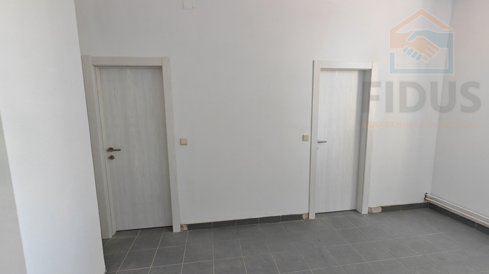 Poslovni prostor 350 m2 - Livana