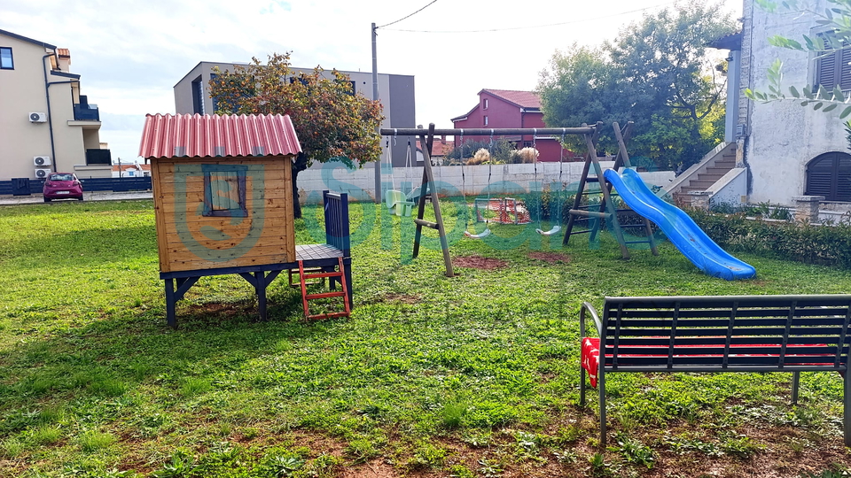 MODERAN STAN S TERASOM I PARKIRNIM MJESTOM U BLIZINI MORA &ndash; NOVIGRAD