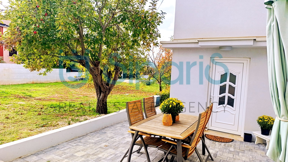 MODERAN STAN S TERASOM I PARKIRNIM MJESTOM U BLIZINI MORA &ndash; NOVIGRAD