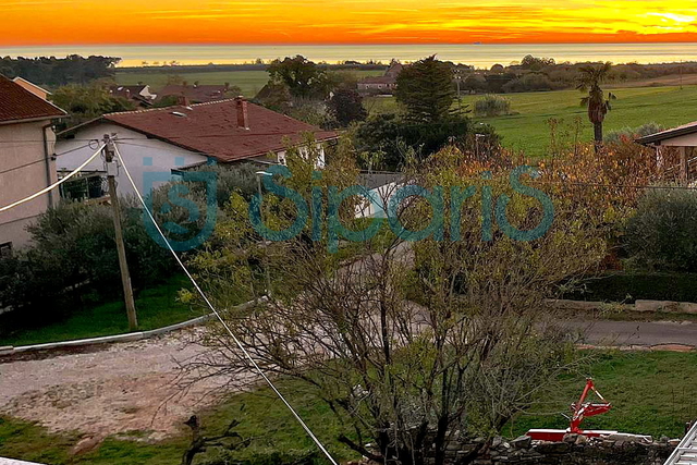 NOVIGRAD PRILIKA DVA RENOVIRANA STANA SA POGLEDOM NA MORE!