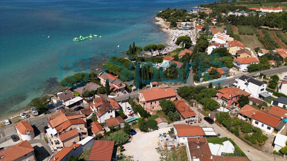 UMAG ZAMBRATIJA - Zemlji&scaron;te s ku&cacute;om i zgradom 80 metara od mora