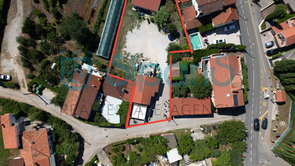 UMAG ZAMBRATIJA - Zemlji&scaron;te s ku&cacute;om i zgradom 80 metara od mora