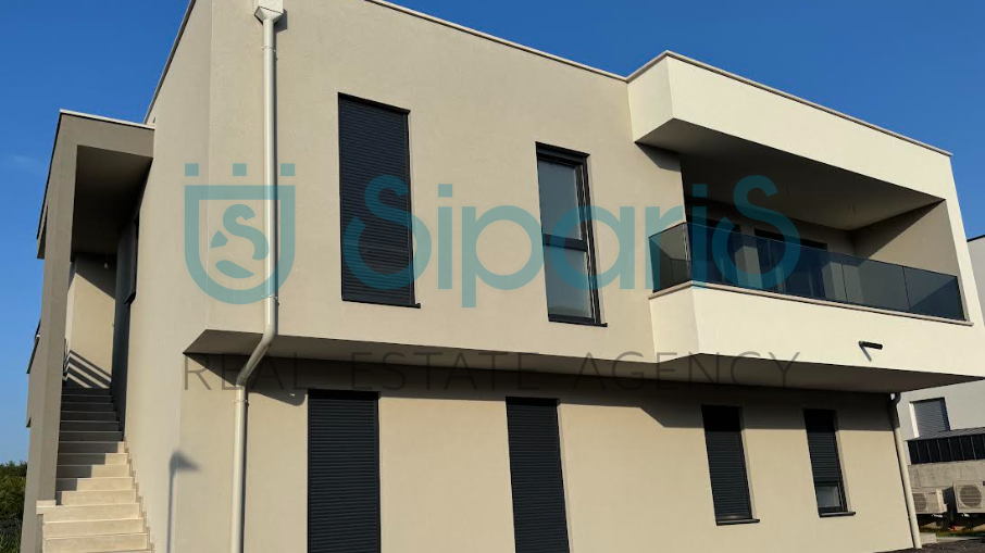 UMAG &ndash; ZAMBRATIJA &vert; 300 m OD MORA &vert; NOVI LUKSUZNO OPREMLJEN DVOETA&Zcaron;NI STAN S POGLEDOM NA MORE