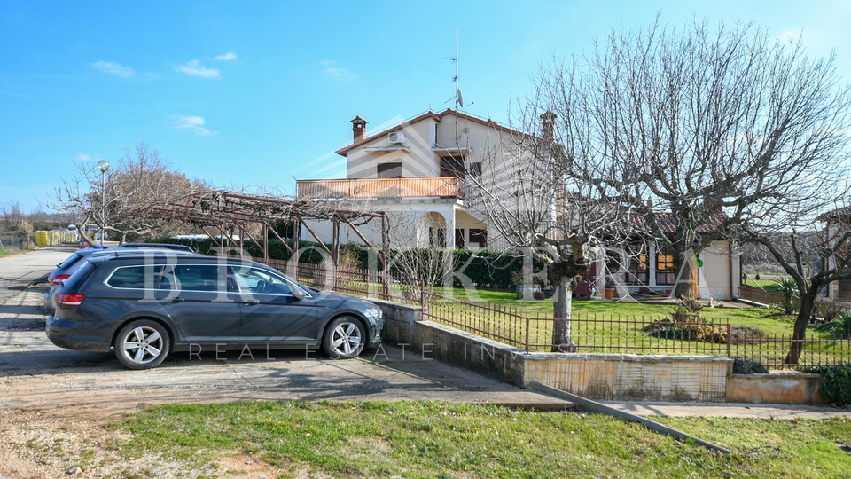 HAUS MIT GESCHÄFTSRAUM, VIŠNJAN, 270 m2