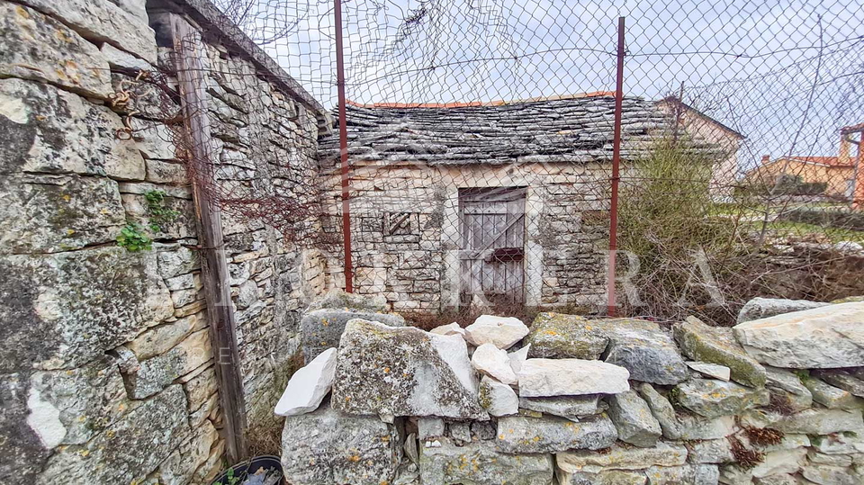 STONE HOUSE FOR ADAPTATION, KANFANAR, 318 m2