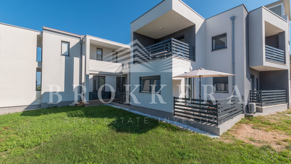 HAUS MIT MEHREREN WOHNEINHEITEN IN POREČ, 550 m2