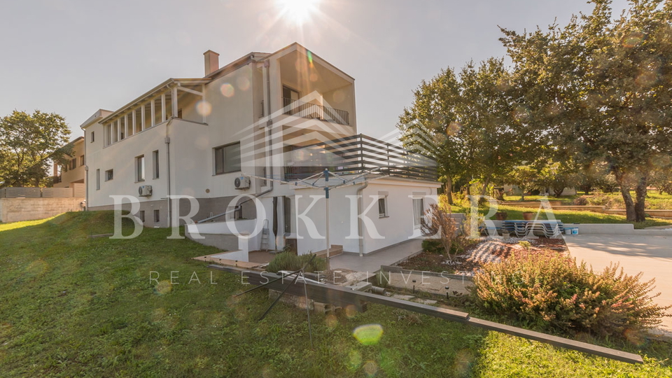 HAUS MIT MEHREREN WOHNEINHEITEN IN POREČ, 550 m2