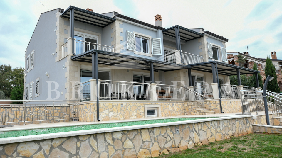 HAUS MIT VIER WOHNUNGEN IN KAŠTELIR, 312 m2