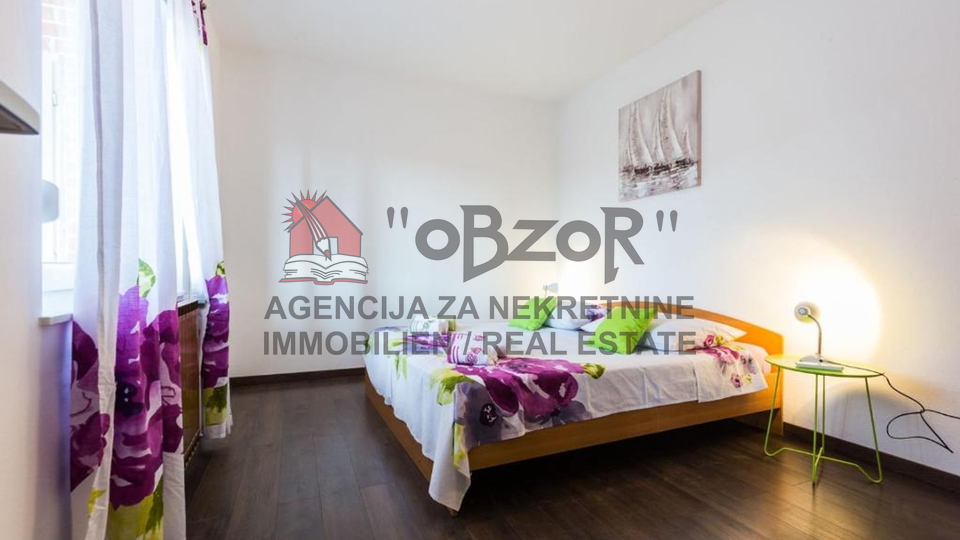 Zadar-PETRIĆI, Einfamilienhaus mit 3 Wohnungen + Garage