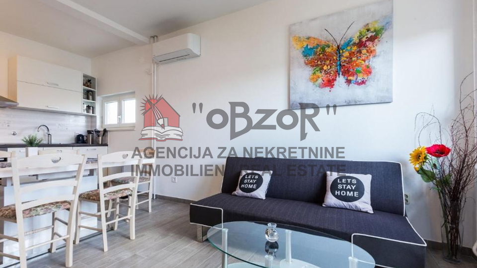 Zadar-PETRIĆI, Einfamilienhaus mit 3 Wohnungen + Garage