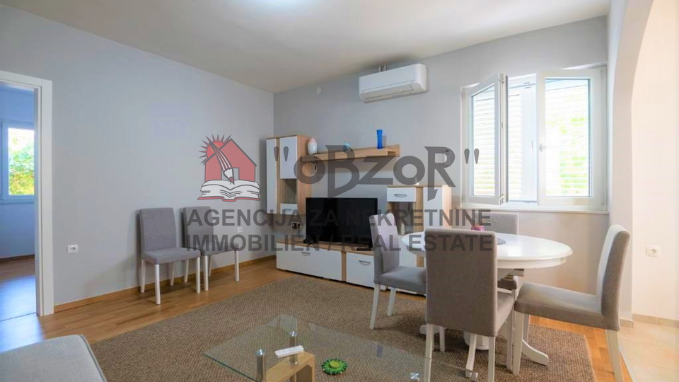 Zadar-PETRIĆI, Einfamilienhaus mit 3 Wohnungen + Garage