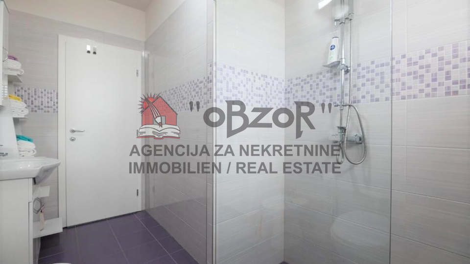 Zadar-PETRIĆI, Einfamilienhaus mit 3 Wohnungen + Garage