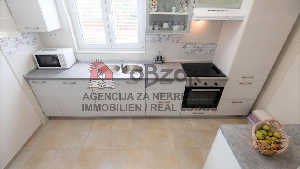 Zadar-PETRIĆI, Einfamilienhaus mit 3 Wohnungen + Garage