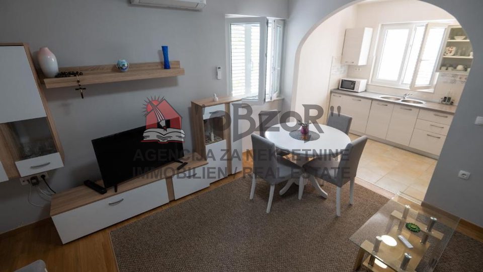 Zadar-PETRIĆI, Einfamilienhaus mit 3 Wohnungen + Garage
