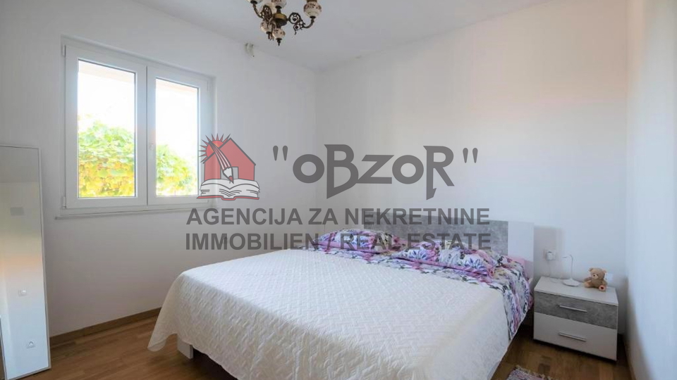 Zadar-PETRIĆI, Einfamilienhaus mit 3 Wohnungen + Garage