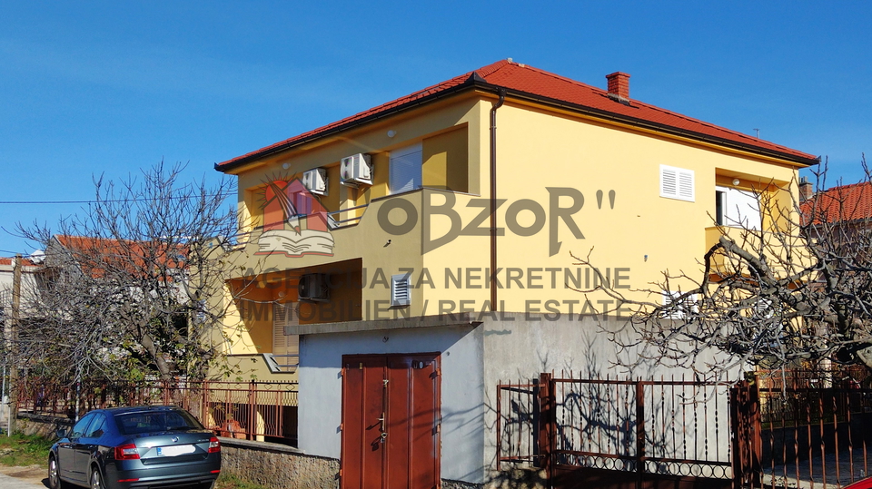 Zadar-PETRIĆI, Einfamilienhaus mit 3 Wohnungen + Garage