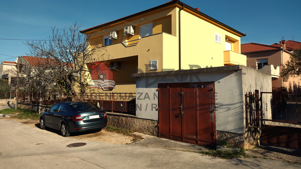 Zadar-PETRIĆI, Einfamilienhaus mit 3 Wohnungen + Garage