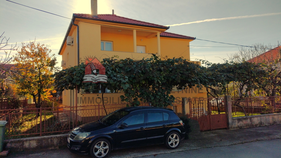 Zadar-PETRIĆI, Einfamilienhaus mit 3 Wohnungen + Garage