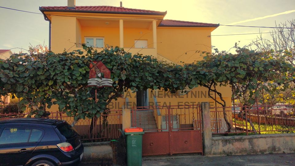Zadar-PETRIĆI, Einfamilienhaus mit 3 Wohnungen + Garage