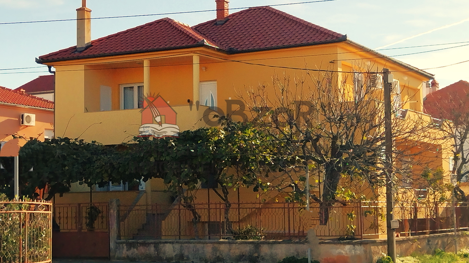 Zadar-PETRIĆI, Einfamilienhaus mit 3 Wohnungen + Garage