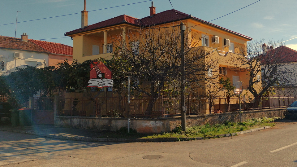 Zadar-PETRIĆI, Einfamilienhaus mit 3 Wohnungen + Garage