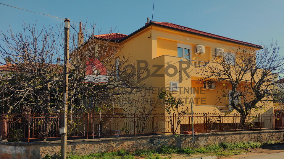 Zadar-PETRIĆI, Einfamilienhaus mit 3 Wohnungen + Garage