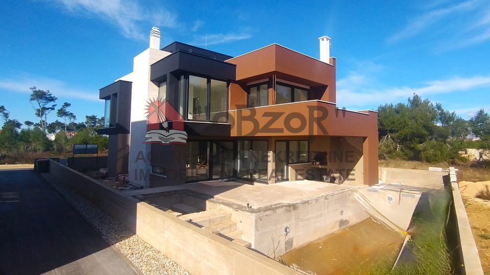 PRIVLA&Ccaron;NA&comma; samostojna hi&scaron;a s bazenom - NOVOGRADNJA