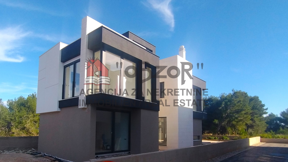 PRIVLA&Ccaron;NA&comma; samostojna hi&scaron;a s bazenom - NOVOGRADNJA