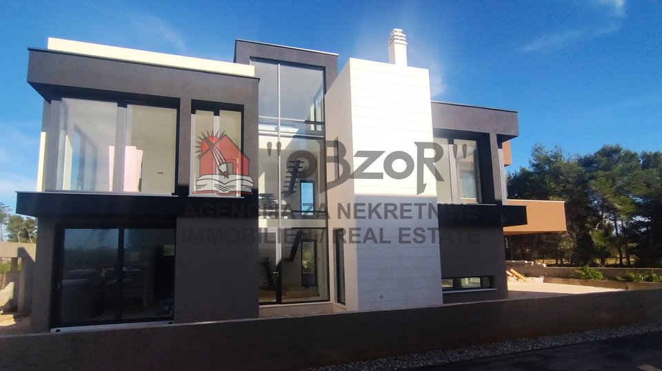 PRIVLA&Ccaron;NA&comma; samostojna hi&scaron;a s bazenom - NOVOGRADNJA