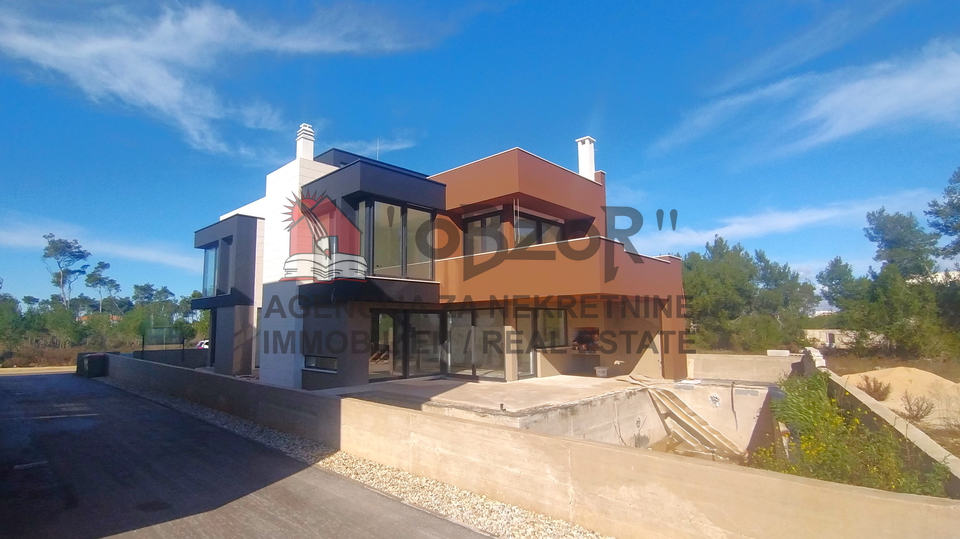 PRIVLA&Ccaron;NA&comma; samostojna hi&scaron;a s bazenom - NOVOGRADNJA