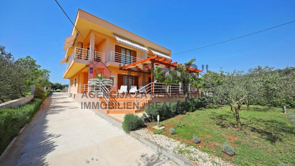 SUKOŠAN-Apartmanska kuća sa 7 apartmana