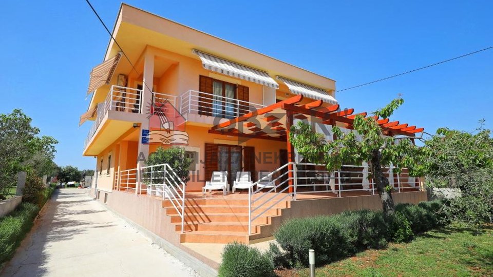 SUKOŠAN-Apartmanska kuća sa 7 apartmana