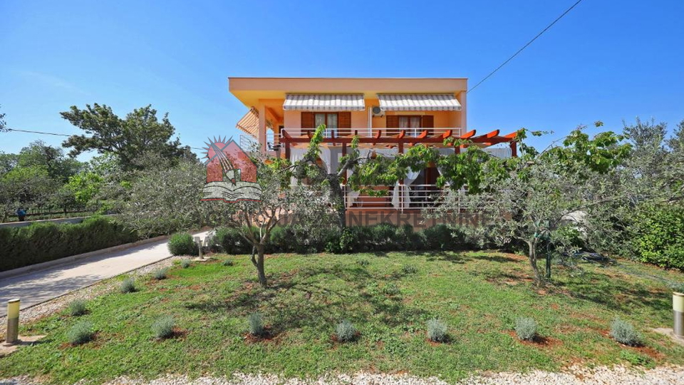 SUKOŠAN-Apartmanska kuća sa 7 apartmana