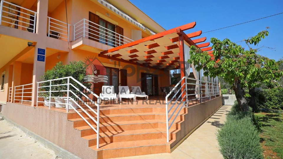 SUKOŠAN-Apartmanska kuća sa 7 apartmana