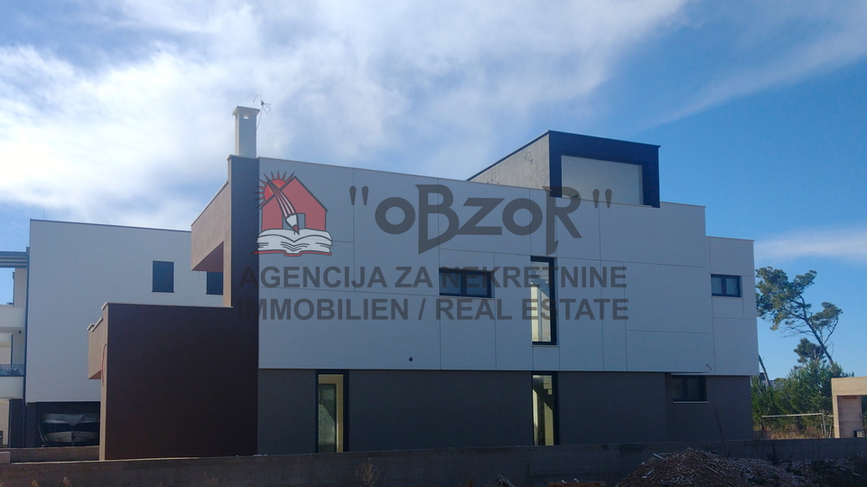 PRIVLA&Ccaron;NA&comma; samostojna hi&scaron;a s bazenom - NOVOGRADNJA