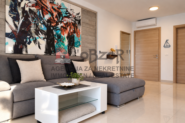 PETRČANE, dvosobno udobno stanovanje (43 m2 + 43 m2) + parkirišče