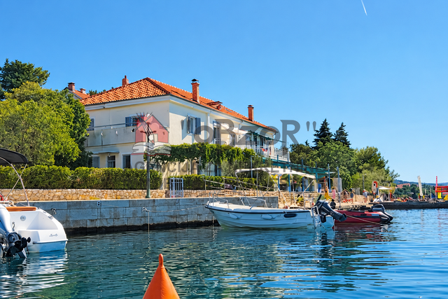 MASLENICA - six-room furnished apartment 130m² - 1st row to the sea