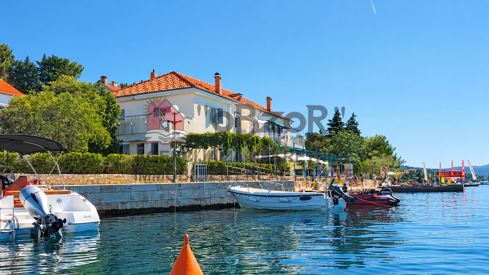 MASLENICA - six-room furnished apartment 130m&sup2; - 1st row to the sea
