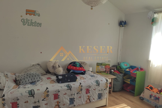 CRES, NOVIJI, NAMJEŠTEN APARTMAN NA ODLIČNOJ POZICIJI